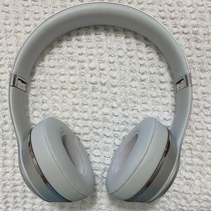 Beats Solo 3- Silver (Used only twice)